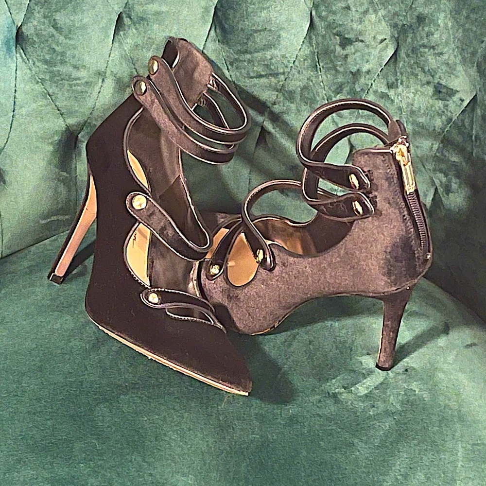 Jessica Simpson, Black Velvet Pump w/ Gold Zipper + Accents, Size 9M/39